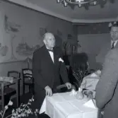 Herrar i kostym. På kuvert som medföljde bilden står det: Stadshotellet Englund. Köket personal.