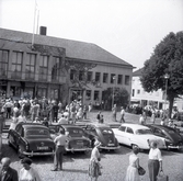 En grupp med människor och bilar på Stortorget i Borgholm. Bild tagen i samband med ölandsbränderna. Göran Johansson blev i tingsrätten dömd som skyldig men friades i hovrätten.