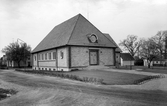 Mitt emot Alvesta kyrka ligger församlingshemmet, som byggdes 1958.