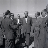 Herrar i kostym. Ruben Wagnsson i mitten. Statsrådet Eliasson står bredvid honom till höger i bild.