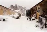 Snödrivor vid bostadshusen på Höjdgatan i Stensjöbacke, Mölndal, efter snöstormen den 17 november 1995.