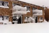 Snödrivor vid bostadshusen på Höjdgatan i Stensjöbacke, Mölndal, efter snöstormen den 17 november 1995.