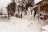 Snödrivor vid bostadshusen på Höjdgatan i Stensjöbacke, Mölndal, efter snöstormen den 17 november 1995.