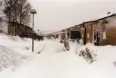 Snödrivor vid bostadshusen på Höjdgatan i Stensjöbacke, Mölndal, efter snöstormen den 17 november 1995.