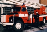 Mölndals brandstation i Trädgården, Mölndal, på 1980-talet. En brandman står vid sin brandbil.