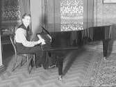 Pianist sitter vid flygel på Varbergs hotell. Han är medlem i en kvartett, se bildnr GB2_3191-3194.
