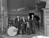 Leo Pelez orkesterkvartett står uppställd med sina instrument på Stadshotellet i Varberg. Se även bildnr GB2_3186-3187)
