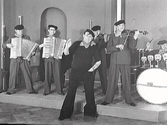 Bert Renées orkester med ordinarie trumslagare främst i utstyrsel som nog ska föreställa en sjöman från sydligare nejder i byxor breda nedtill, 