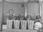 Bert Renées orkester, en sextett, spelar på Stadshotellet i Varberg. De poserar med sina instrument på scenen bakom dekorskyltar med bandets namn. (Se även bildnr GB2_4018-4019.)