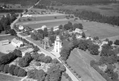 Nuvarande kyrkan i Lenhovda, i nyklassicistisk stil, uppfördes 1839-1843 efter ritningar av Carl-Gustaf Blom-Carlsson. Kyrkan togs i bruk 1843 och invigdes 1846 av biskop Christopher Isac Heurlin.