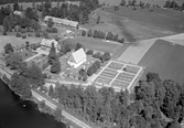 Sjösås gamla kyrka - Den allra tidigaste kyrkobyggnaden i Sjösås var troligen en stavkyrka med en sakristia av sten, uppförd under 1100-talet. Stavkyrkan ersattes under 1200-talet av en kyrka i liggtimmer. 
När den nuvarande stenkyrkan byggdes behöll man sakristian som alltså utgör kyrkans äldsta del. Den sengotiska salkyrkotypen med avsaknad av kor absid , som präglar kyrkan tyder på att den uppförts under 1400-talets senare del. Kyrkan fick en brant takresning täckt av spån. 
Ett vapenhus byggdes 1732 vid nordportalen. Vid det omfattande renoveringsarbetet 1773-1775 som gav kyrkan sitt nuvarande utseende flyttades vapenhuset till den nya ingången på västsidan. 
När den nya kyrkan stod färdig i Viås by 1865, övergavs medeltidskyrkan. Den hotades av förfall men räddades bland andra av ortens hembygdsförening. 1943-1944 genomfördes en grundlig restaurering under ledning av arkitekt Paul Boberg, Växjö, och kyrkan togs åter i bruk.