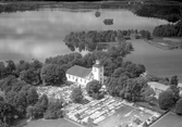 Stenbrohults kyrka - Ett ritningsförslag till ny kyrkobyggnad utarbetades 1807 av Henrik Måsbeck vid Överintendentsämbetet. 
Det dröjde till 1827 innan det slutliga beslutet om nybyggnad togs. Kyrkan uppfördes 1828-1830 i empirestil och invigdes 2 juni 1833 av biskop Esaias Tegnér.