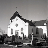 Persnäs kyrka och kyrkogård.