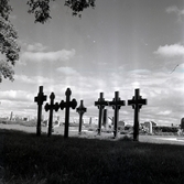 Svarta järnkors på Löts kyrkogård, september 1957.