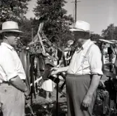 Sadelmakare säljer seldon på marknaden i Löttorp.