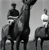 Petrus Kastenman (t.v.), rider remonter på Ottenby. Petrus Kastenman var en föregångsman inom svensk ridsport och vann bl a guld i fälttävlan i Ryttarolympiaden i Stockholm 1956. Han red där hästen Illuster (1948-1960) som fötts på Ottenby.