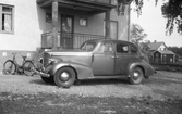 Bil vid hus hos granne till David Karlsson, 1930-tal