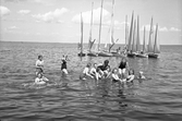 Badare och segelbåtar vid Hjälmarbaden, 1944