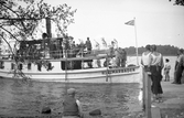 Passagerarbåten Hjälmarebaden angör brygga, 1930-tal