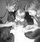 Astrid och Margareta får hjälp med syarbete, 1930-tal