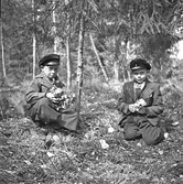 Barnen Tore och Lennart på tur i skogen, 1940-tal