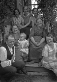 Gruppfoto på trappan vid Karlstorp, 1940-tal