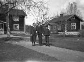 Linus och Anna Karlsson med barn hemma i Karlstorp, 1930-tal