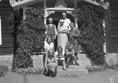 Foto utanför huset i Karlstorp, 1940-tal