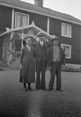 Linus, Maria och Viktor Karlsson framför huset i Karlstorp, 1930-tal