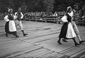 Folkdansuppvisning på Gällersta forngård, 1940-tal