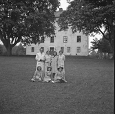 Gruppfoto framför Göksholms slott, 1930-tal