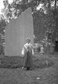 Flicka i folkdräkt vid sommarfest på forngården, 1930