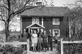 Familj framför sitt hus, 1940-tal