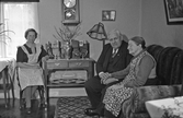 Maria Karlsson får besök hemma på Karlstorp, 1940-tal