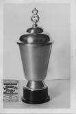 Silver pokal, Augusti 1942. Till vänster en Läkerolask.var