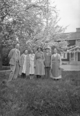 Gruppfoto i trädgården i Karlstorp, 1940-tal
