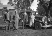 Gruppfoto framför huset i Karlstorp, 1940-tal