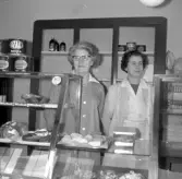 Mimmi Forsberg och Elsa Eriksson på konditoriet i Forsvik