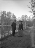 Karl och Fridz Ohanson på promenad längs kanalen