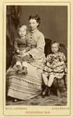 Porträtt av fru Esselius med barn, 1870-tal