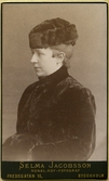 Porträtt av kvinna i päls, 1880-tal