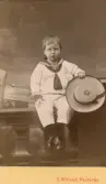 Porträtt av gosse med hatt, ca 1880