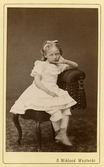 Porträtt av flicka i emmastol, ca 1880