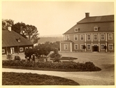 Flygel och huvudbyggnad vid Bystad herrgård, ca 1900
