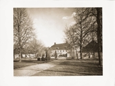 Gårdsbild på Bystad herrgård, 1930