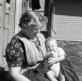Kvinna med barn vid Petrus Kastenmans besök  på Ottenby.