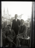 Tre män på balkong