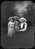 Tre flickor i hattar