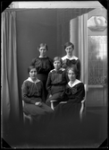 Fem unga kvinnor