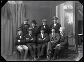 Unga män i hattar